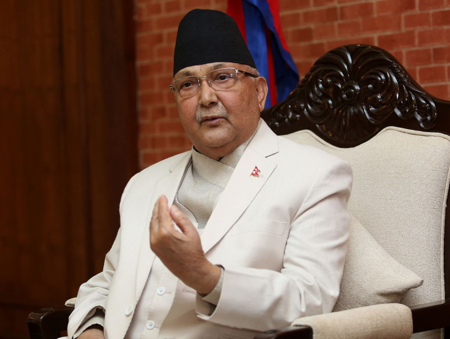 प्रधानमन्त्री प्रचण्डलाई भेट्न एमाले अध्यक्ष ओली बालुवाटारमा